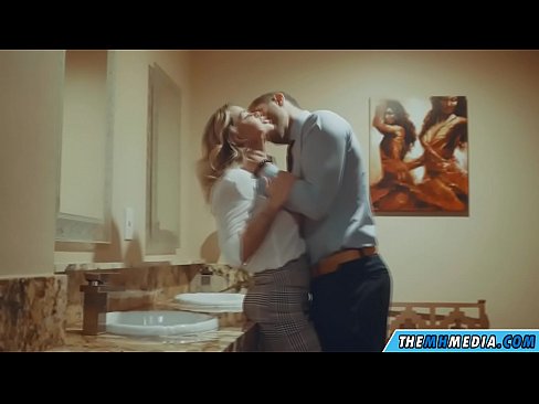 ❤️ Pe a faaosoosoina oe e se blonde busty i totonu o se faletaele lautele ️ Pono ❌❤